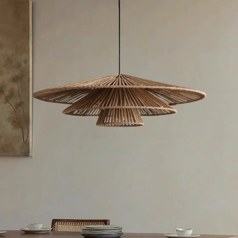 Suspension en rotin tressé au-dessus d'une table