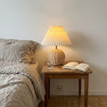 Lampe de chevet boule en rotin tressé et abat-jour plissé
