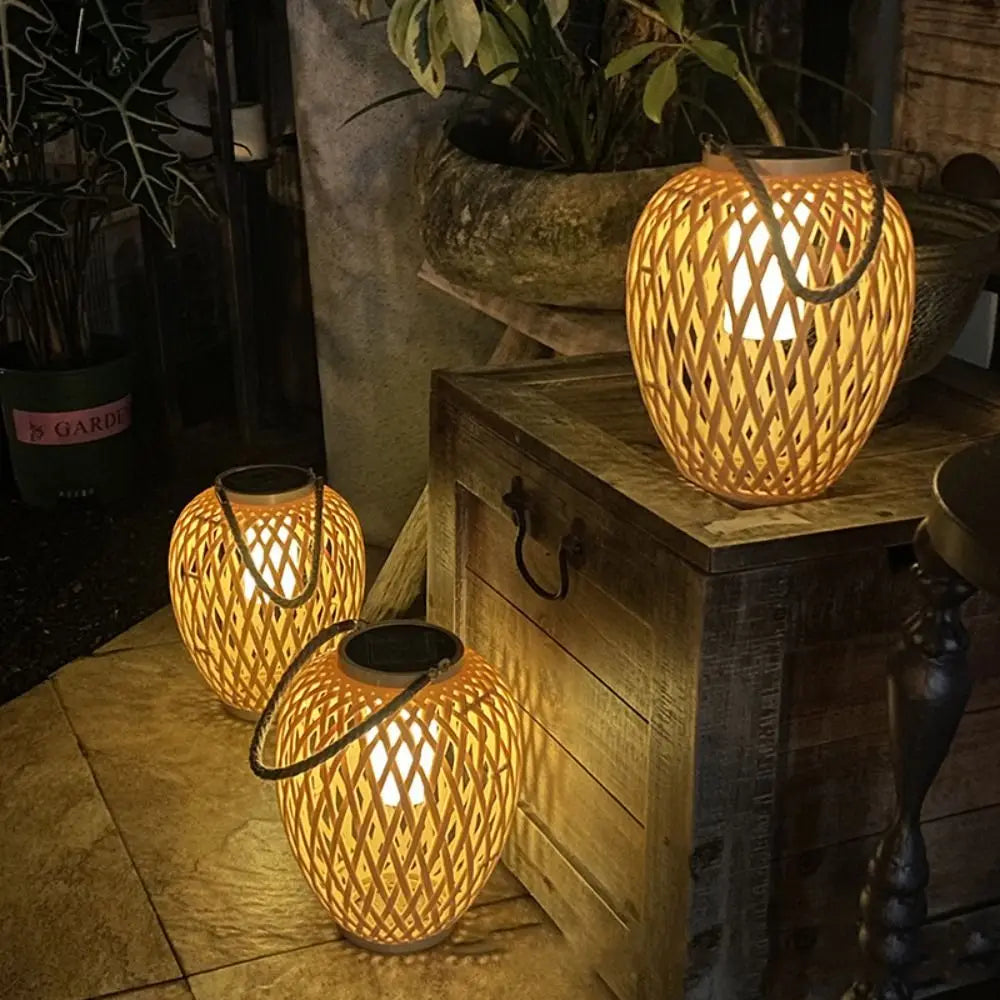 Lanterne solaire en bambou tressé