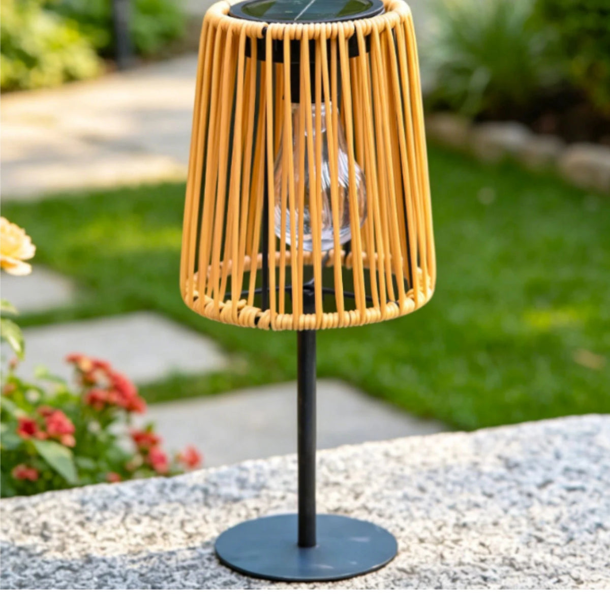Lampe de table solaire à abat-jour tressé