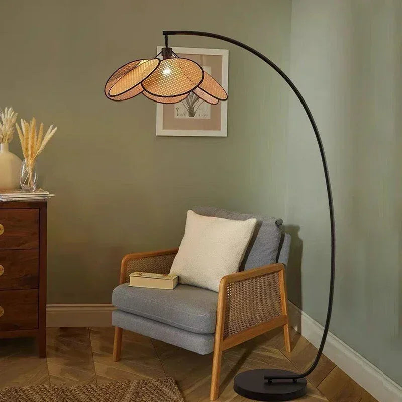 Lampadaire LED en rotin tressé style scandinave