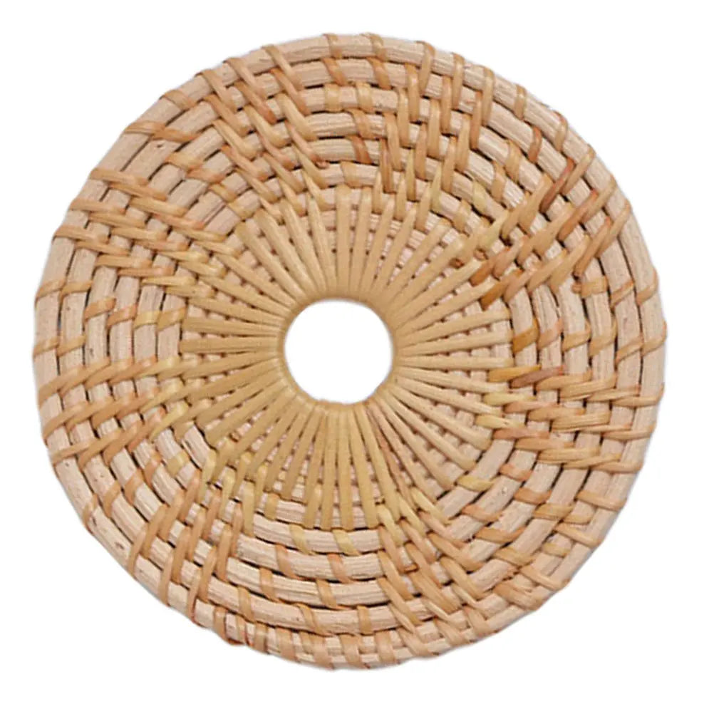 Lot de huit sets de table en rotin tressé à motif fleur