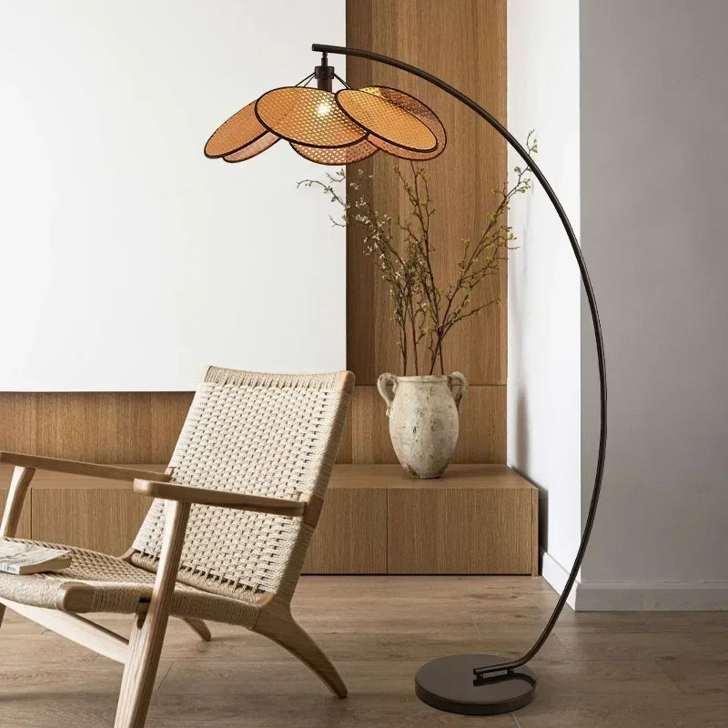 Lampadaire LED en rotin tressé style scandinave