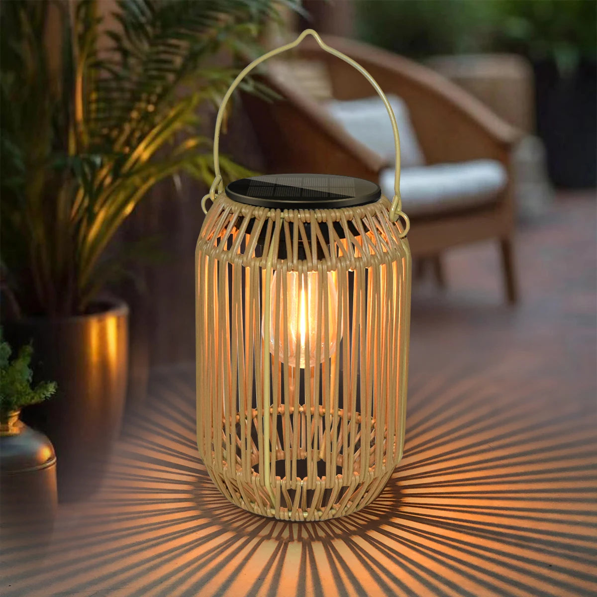 Lanterne solaire suspendue en bambou tressé dans un jardin
