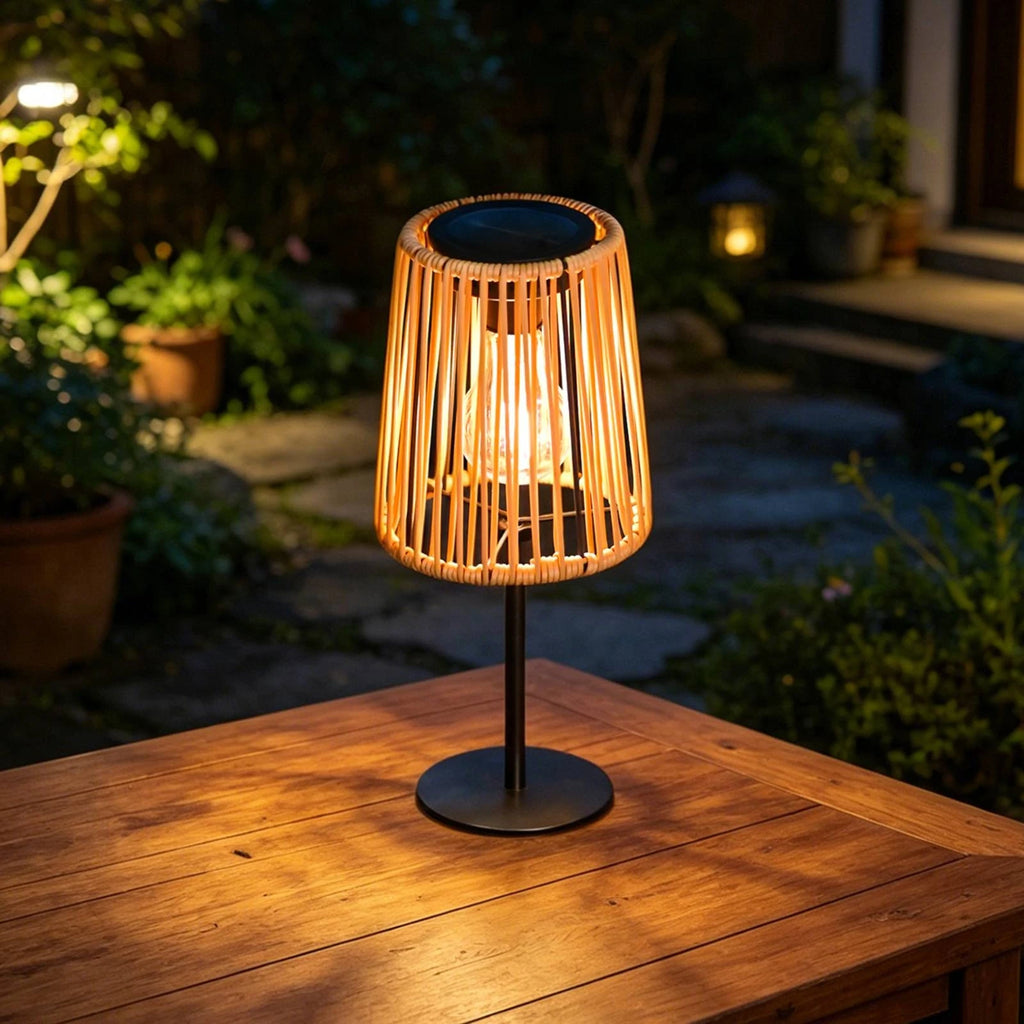 Lampe de table solaire à abat-jour tressé posée sur une terrasse