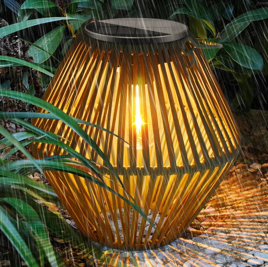 Lanterne solaire suspendue en bambou tressé