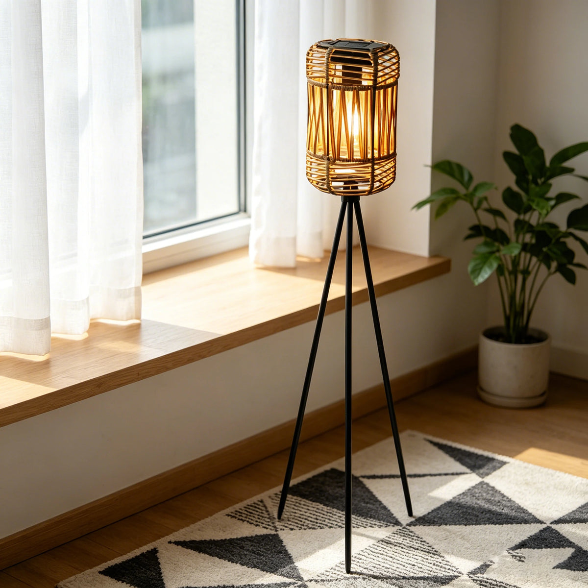 Lampe boule solaire en rotin tressé posée sur une terrasse