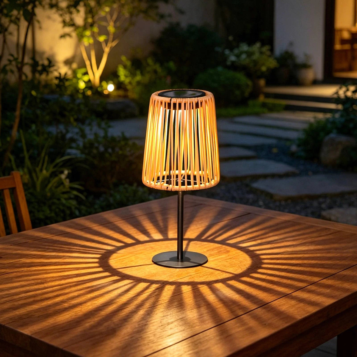 Lampe de table solaire à abat-jour tressé