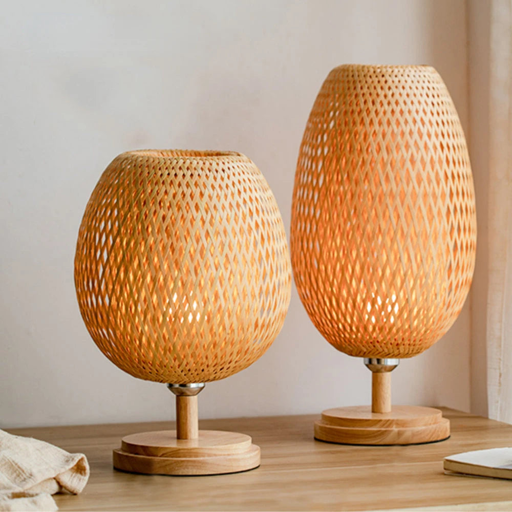 Lampe de chevet en bambou tressé fait main sur une table de nuit