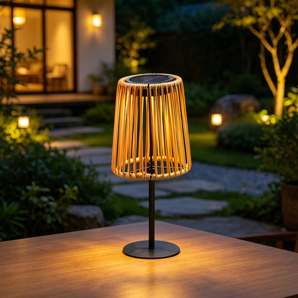 Lampe de table solaire à abat-jour tressé