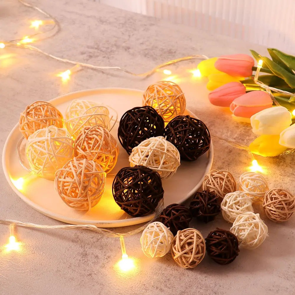 Lot de 10 boules, cœurs et étoiles en rotin tressé