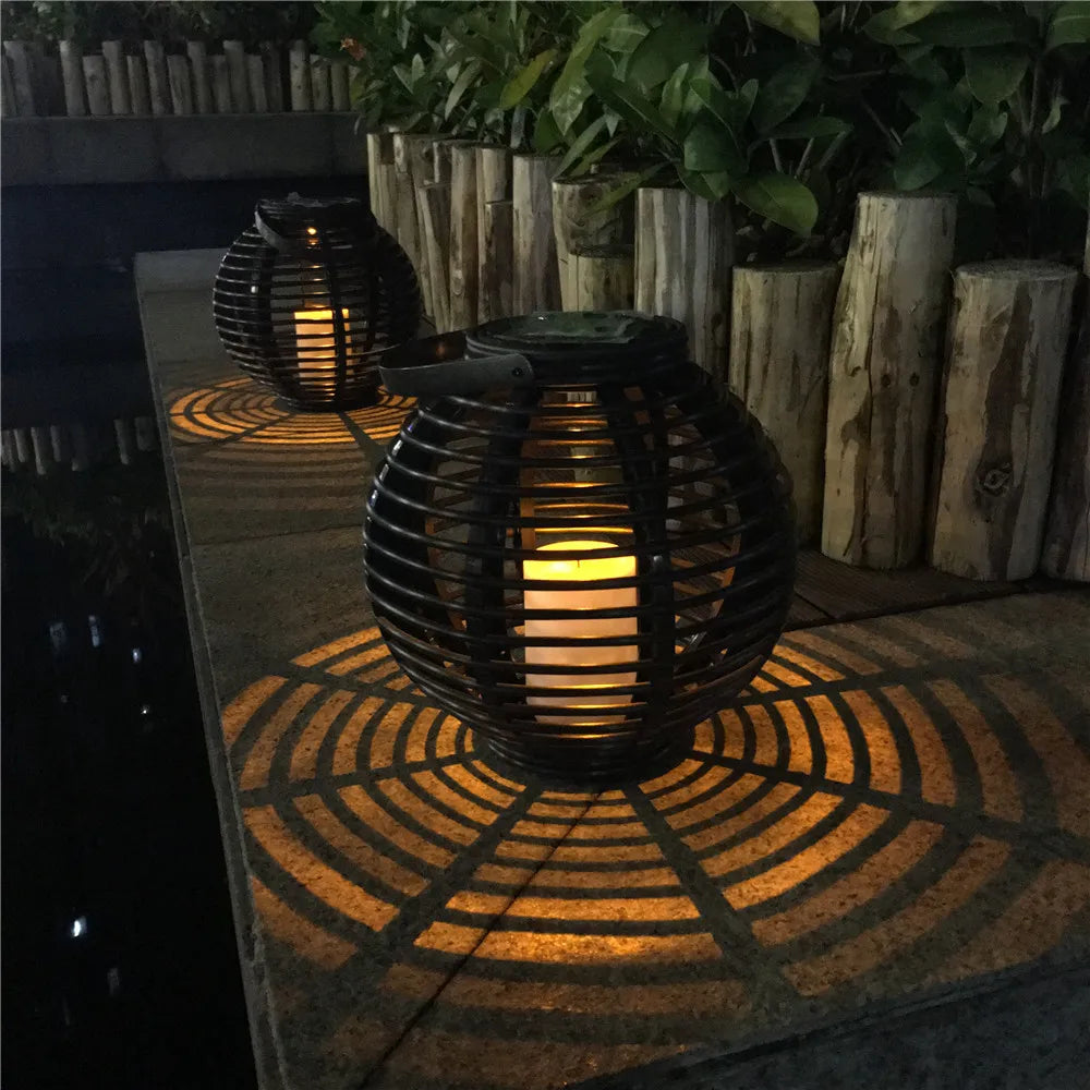 Lanterne solaire en rotin tressé à effet de flamme vacillante