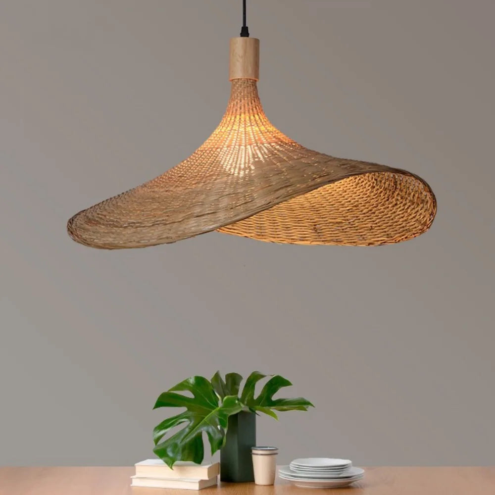 Suspension chapeau en bambou tressé d'inspiration wabi-sabi