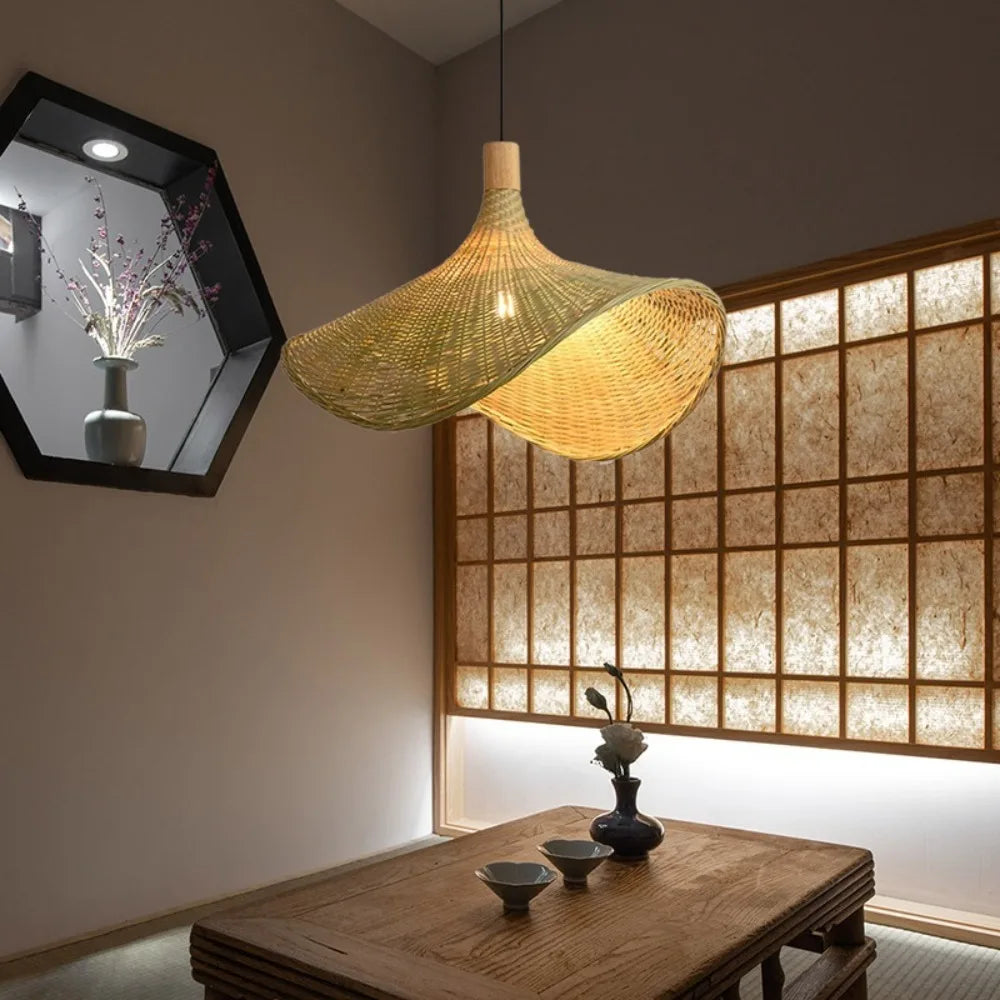 Suspension chapeau en bambou tressé wabi-sabi