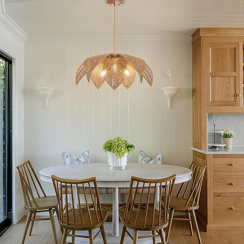 Lustre en rotin tressé de style rétro scandinave au-dessus d'une table