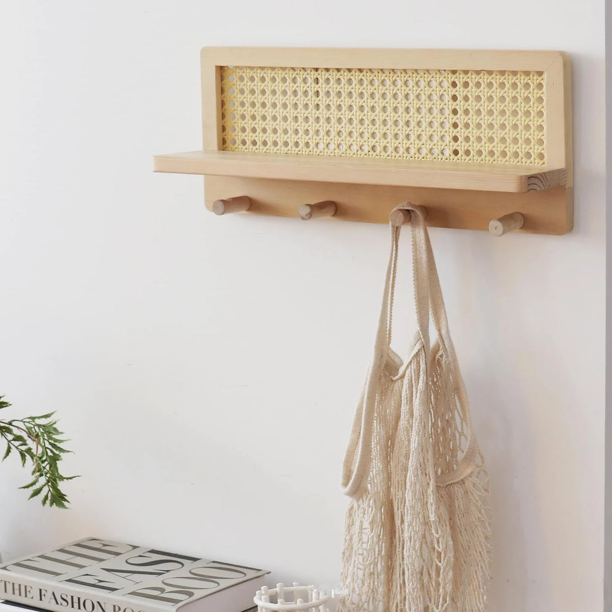 Étagère murale en bois et rotin tressé