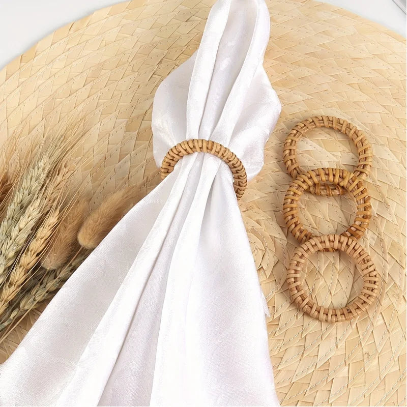 Lot de douze ronds de serviette en rotin tressé