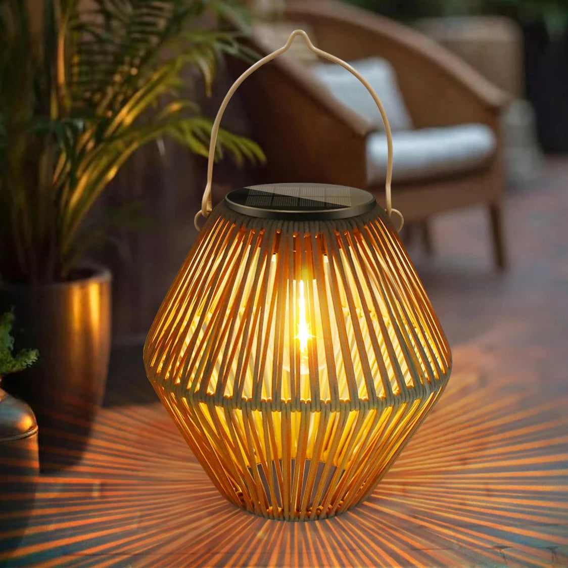Lanterne solaire suspendue en bambou tressé