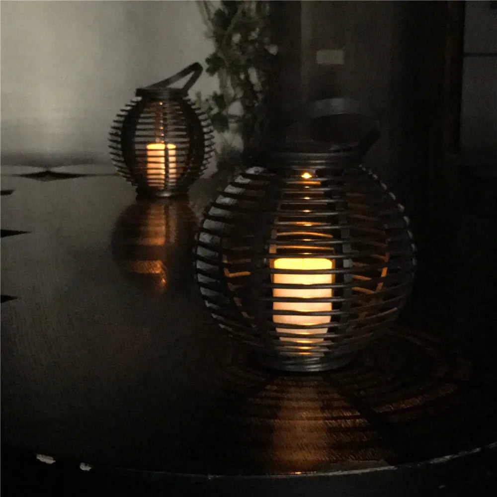 Lanterne solaire effet bougie en rotin tressé