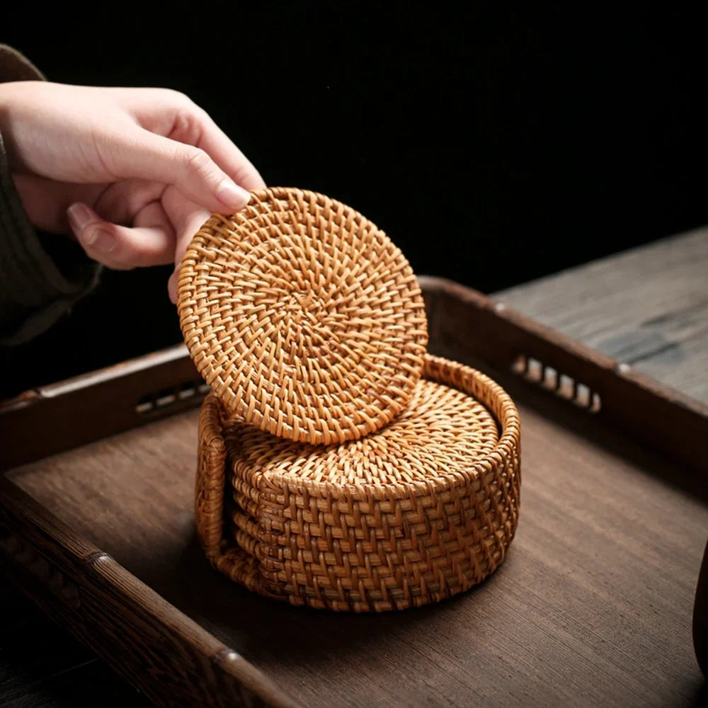 Lot de six sous-verres en rotin tressé avec leur panier