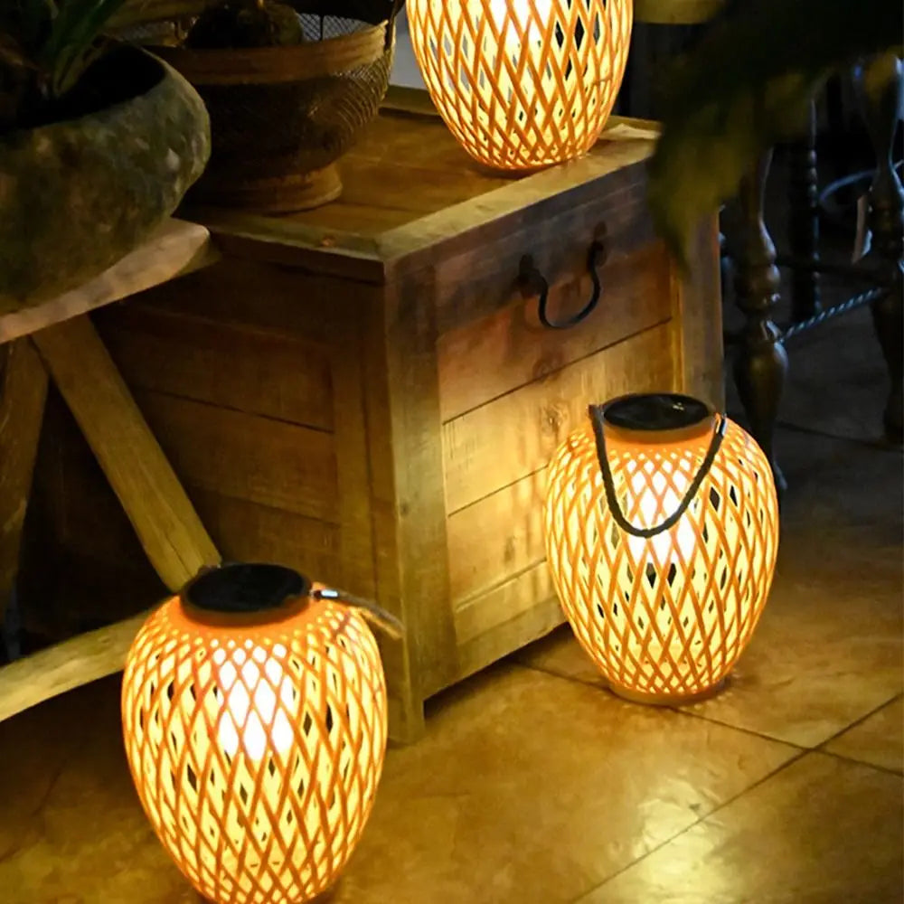 Lanterne solaire en bambou tressé