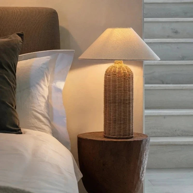 Lampe à poser en rotin tressé de style japonais wabi-sabi