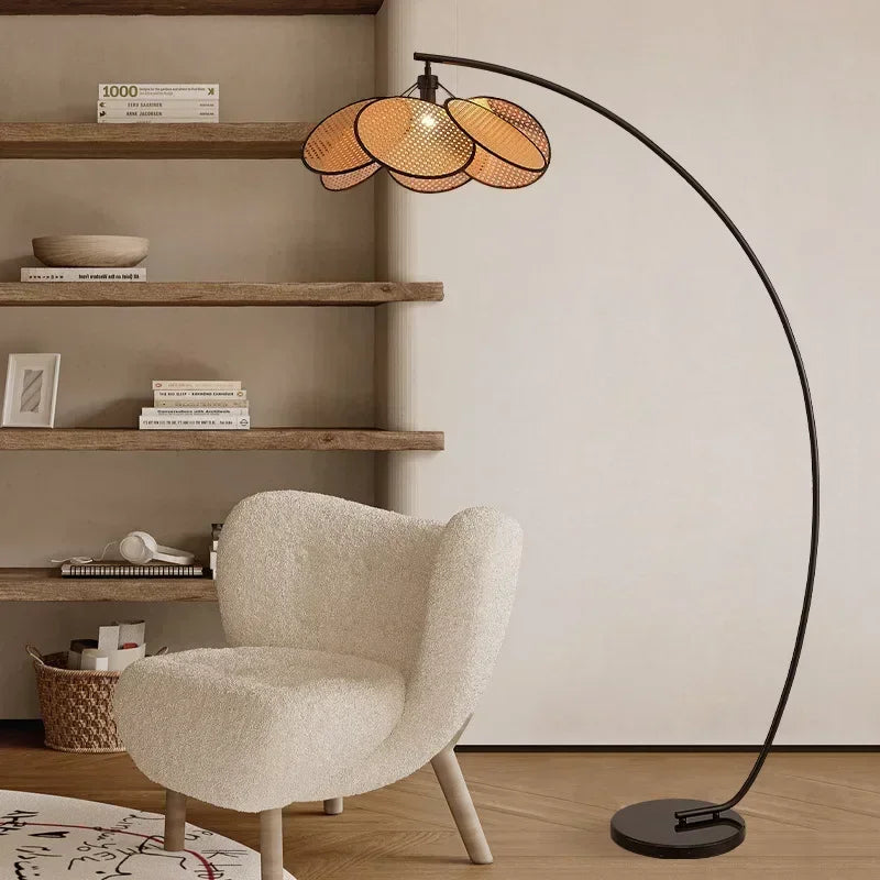 Lampadaire LED en rotin tressé de style scandinave dans un salon