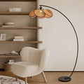 Lampadaire LED en rotin tressé de style scandinave dans un salon