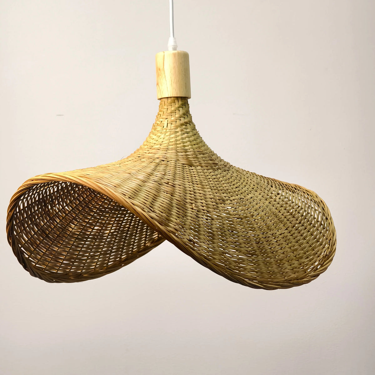 Suspension chapeau en bambou tressé wabi-sabi