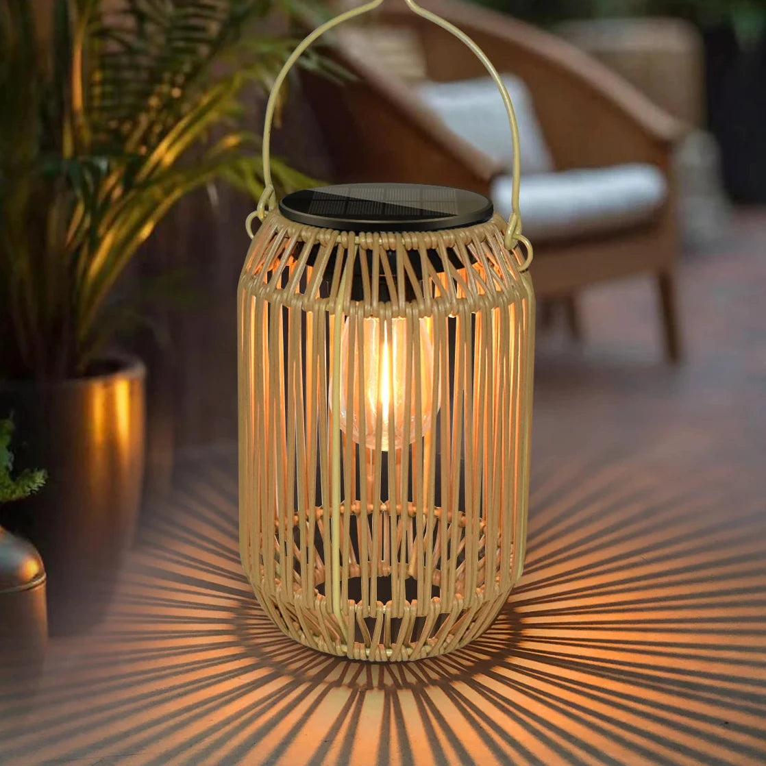 Lanterne solaire suspendue en bambou tressé