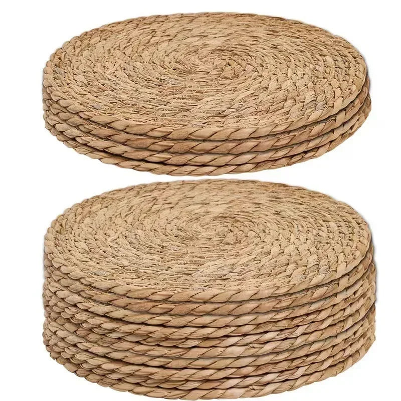 Sets de table ronds en rotin tressé à la main dressés sur une table