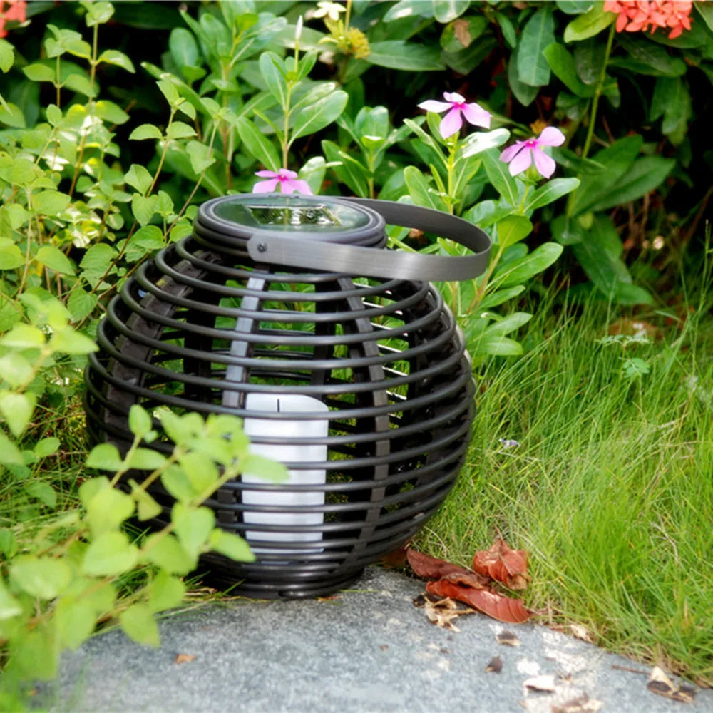 Lanterne solaire effet bougie en rotin tressé