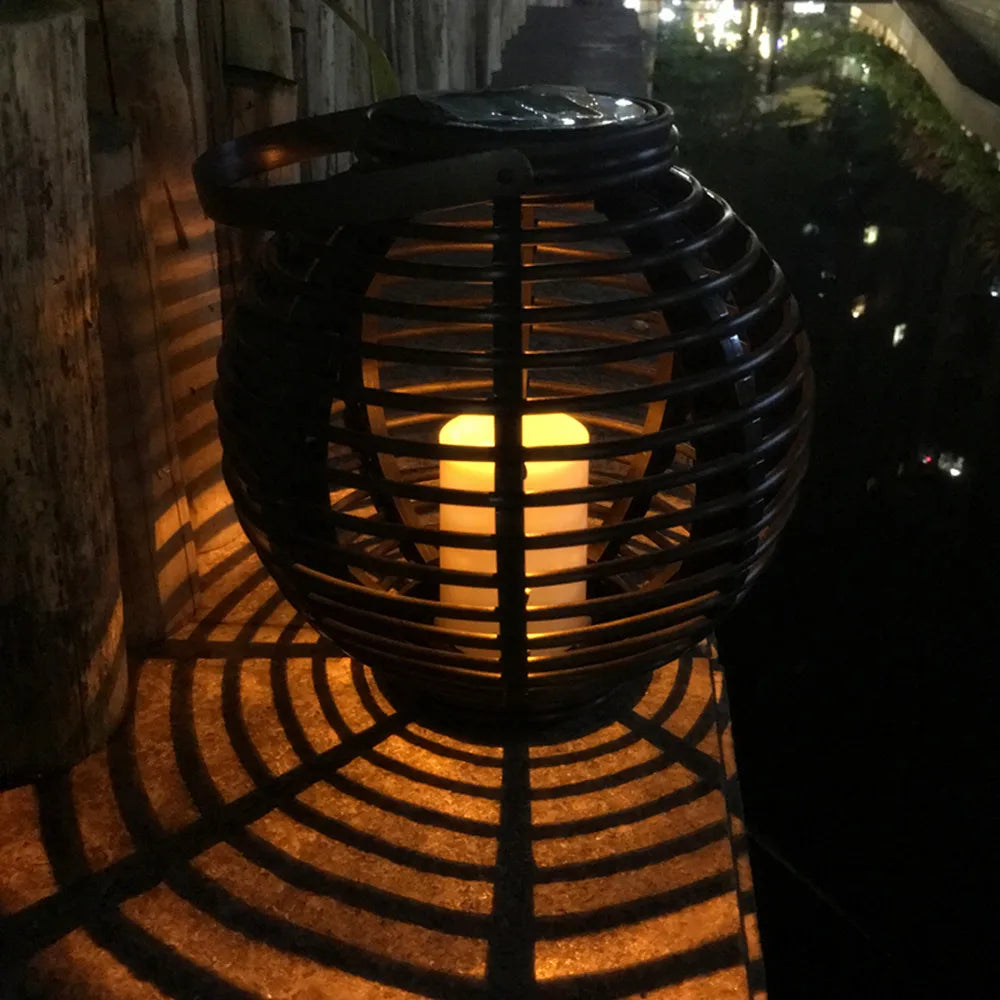 Lanterne solaire effet bougie en rotin tressé