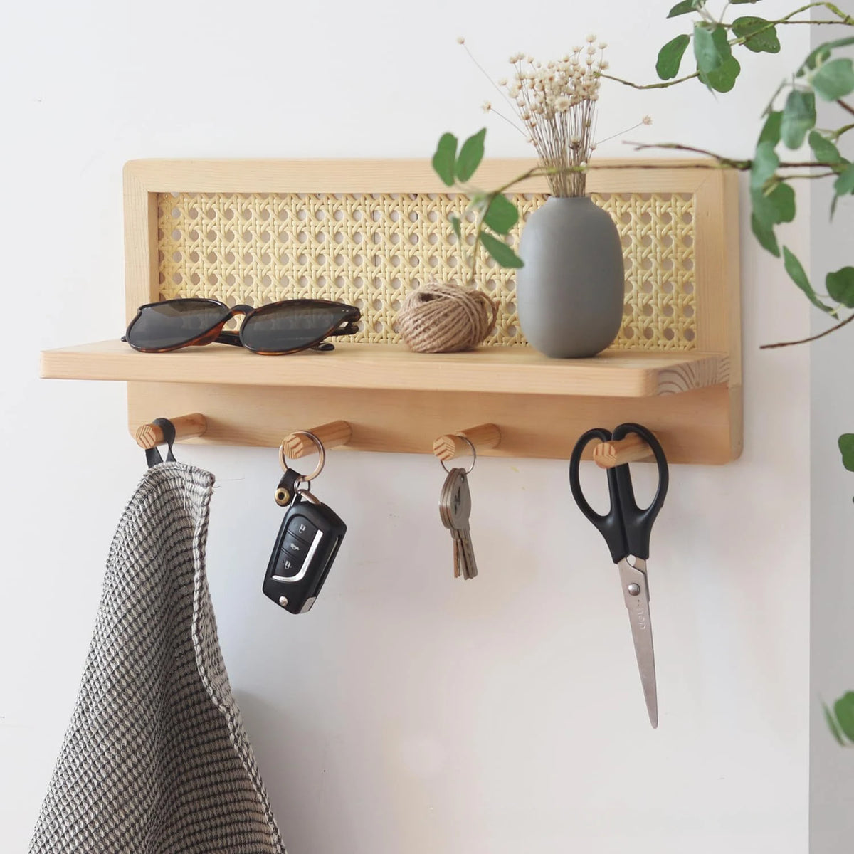 Étagère murale en bois et rotin tressé