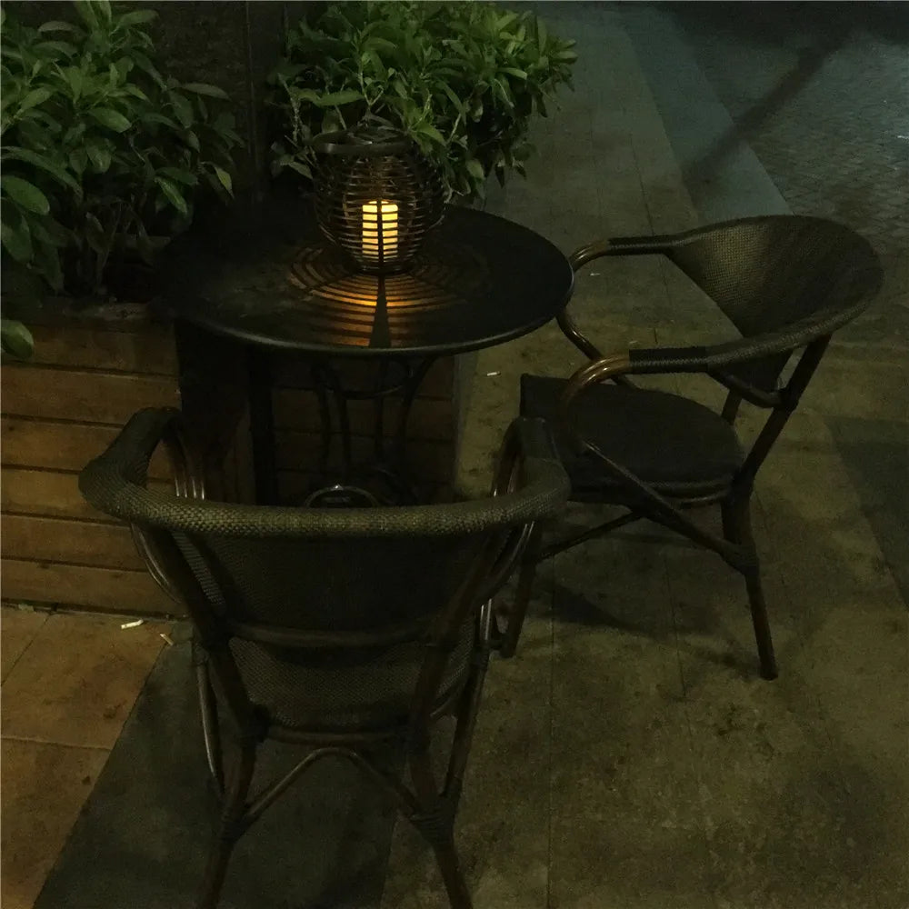 Lanterne solaire effet bougie en rotin tressé