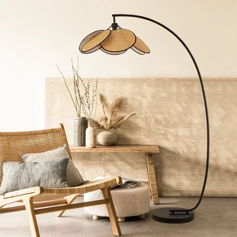 Lampadaire LED en rotin tressé style scandinave