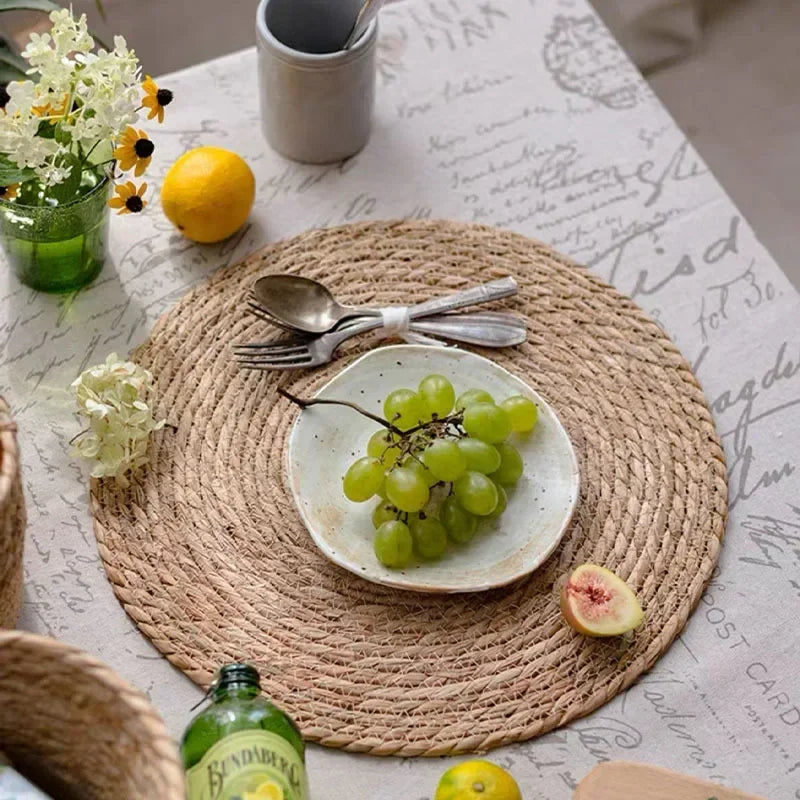 Sets de table ronds en rotin tressé à la main